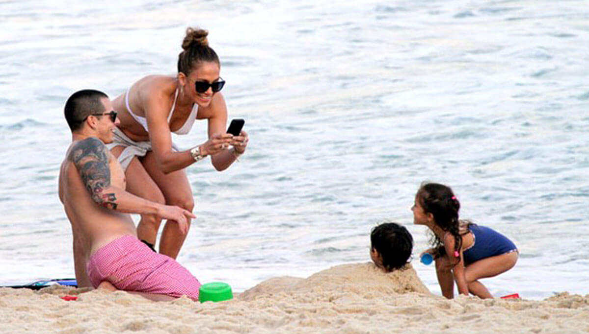 How Jennifer Lopez spends time on the beach