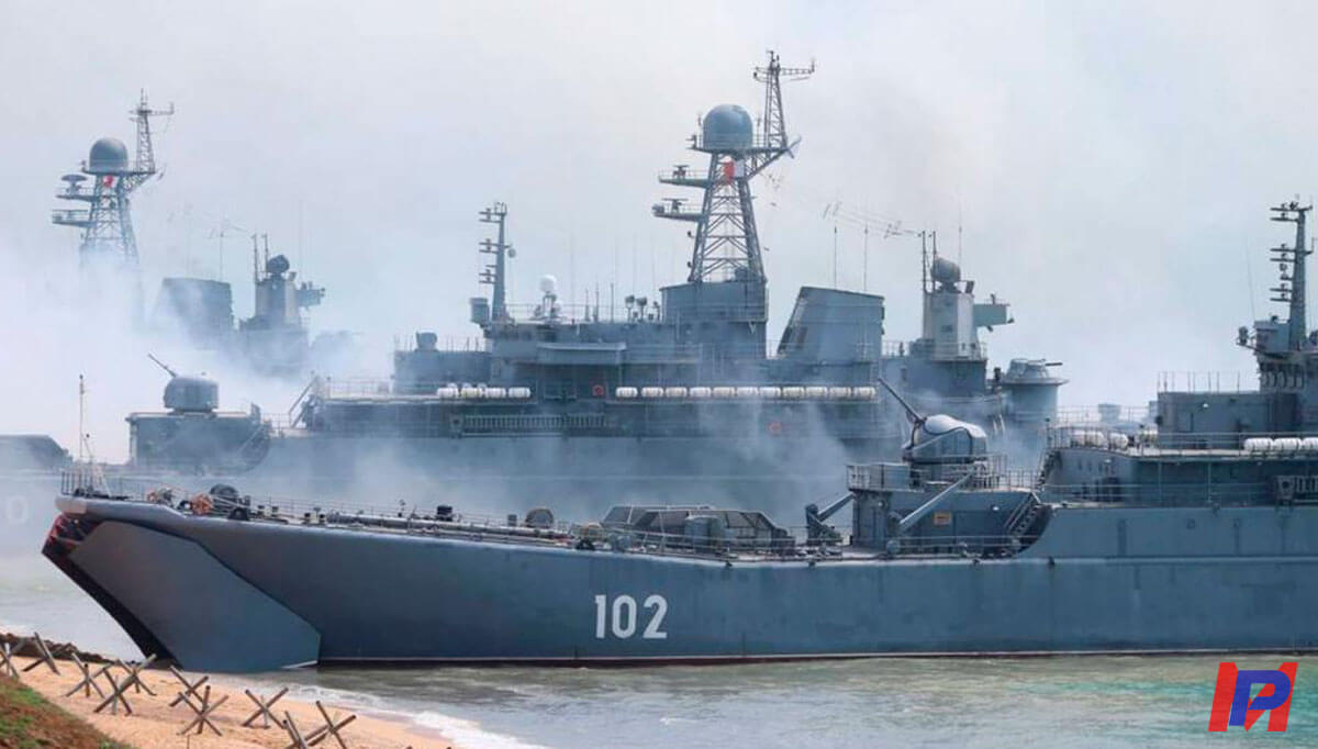 Tension in the Black Sea - Russian fleet opens fire on a British destroyer that violated the border