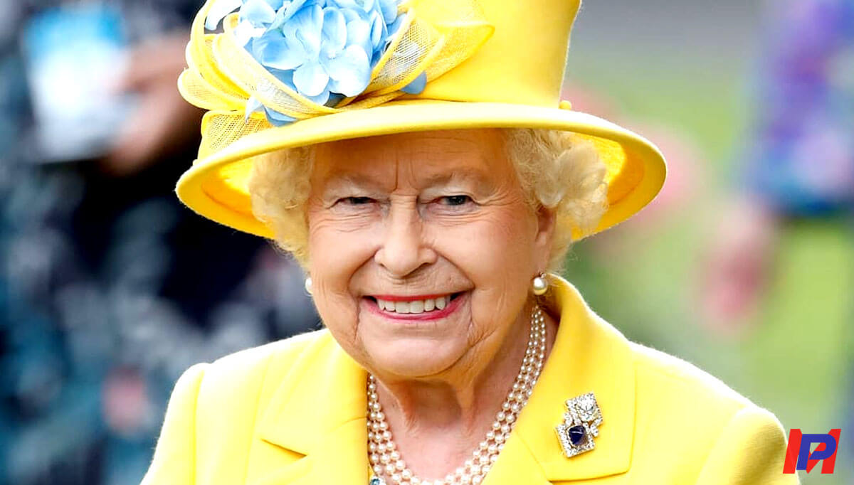 Queen Elizabeth herself must abide by these 12 strict rules of protocol
