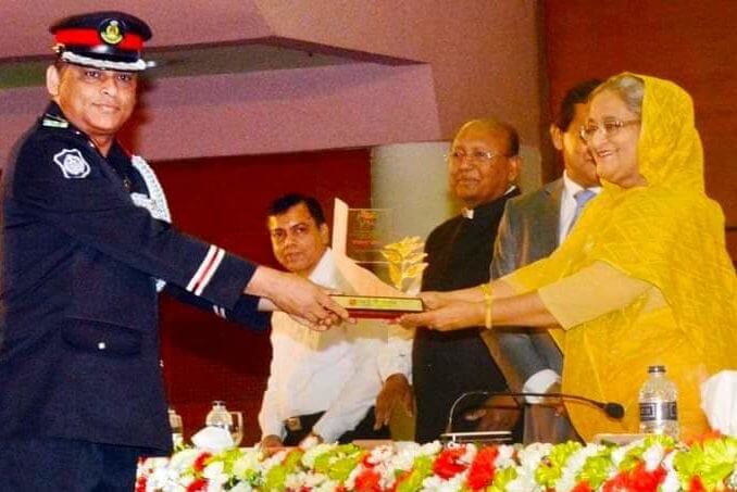 Major General Ziaul Ahsan being awarded by Sheikh Hasina