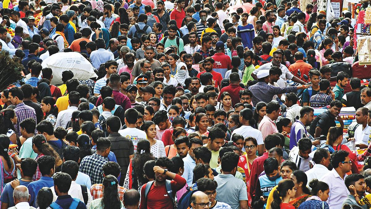 Examplary Image indian people standing in crowd